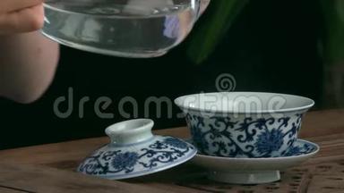 工艺冲泡茶，茶道，新冲泡红茶杯.. 亚洲茶具上竹席，特写.. 中国人来自